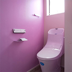 画像：トイレの壁をピンクに