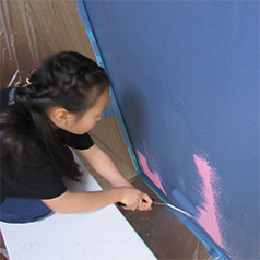 画像：ピンクの壁を青く塗る子ども