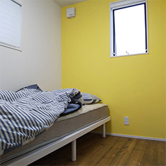 画像：寝室の壁を黄色に