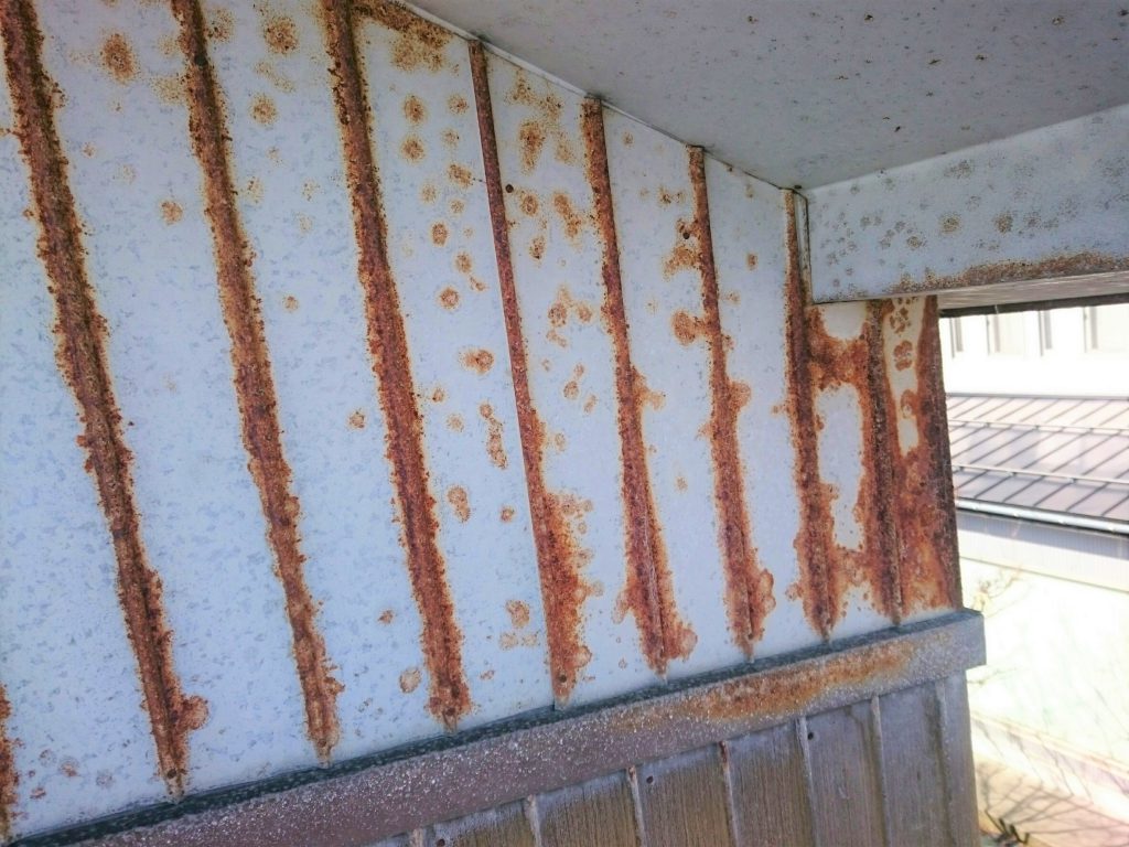 錆が発生した金属サイディングの外壁