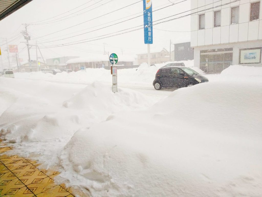 雪が積もっている歩道の写真