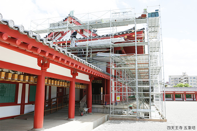 写真：塗装工事をしている四天王寺の五重塔