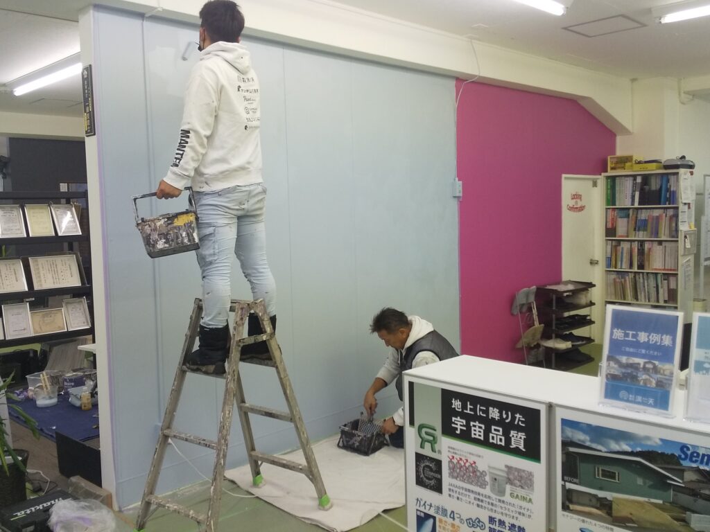 写真：室内壁塗装施工中