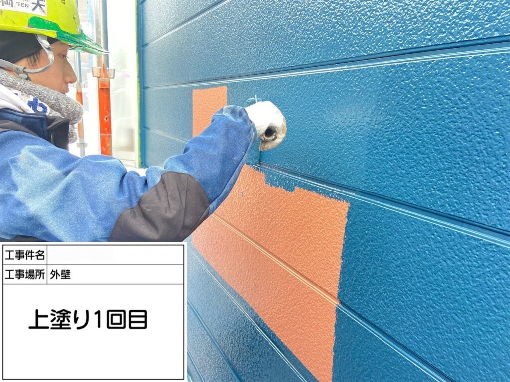 写真：新潟市東区アパート塗装外壁1階部上塗り1回目