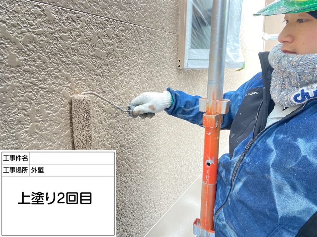 写真：新潟市東区アパート塗装外壁2階部上塗り2回目