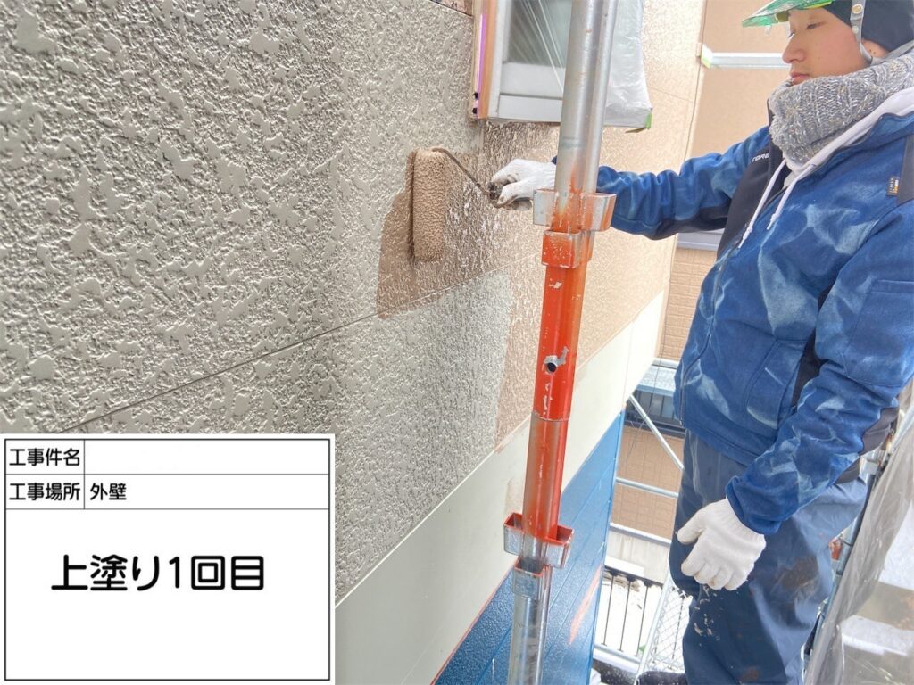 写真：新潟市東区アパート塗装外壁2階部上塗り1回目