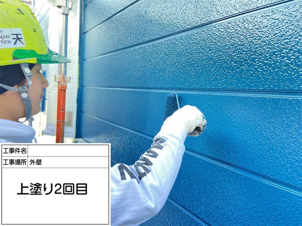 写真：新潟市東区アパート塗装外壁1階部上塗り2回目