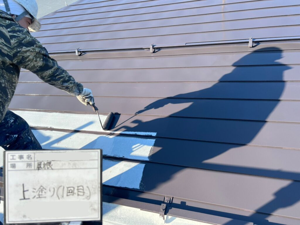 写真：新潟市東区外壁屋根塗装工事屋根上塗り１回目