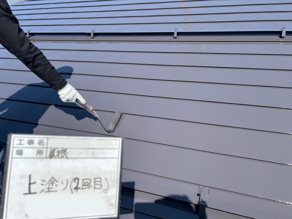 写真：新潟市東区外壁屋根塗装工事屋根上塗り２回目