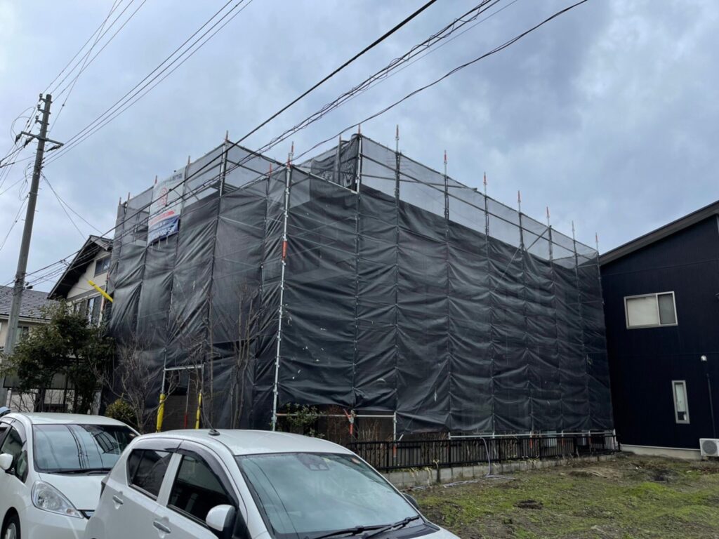 画像：新潟市東区外壁屋根塗装足場組立設置状況
