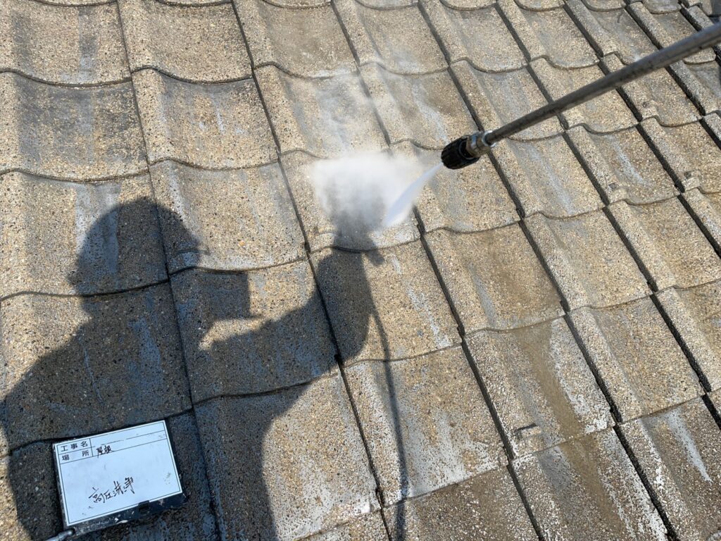 画像：新潟市中央区外装リフォーム工事屋根高圧洗浄施工状況