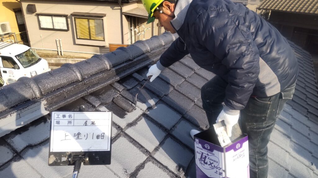 写真：新潟市中央区屋根塗装上塗り１回目