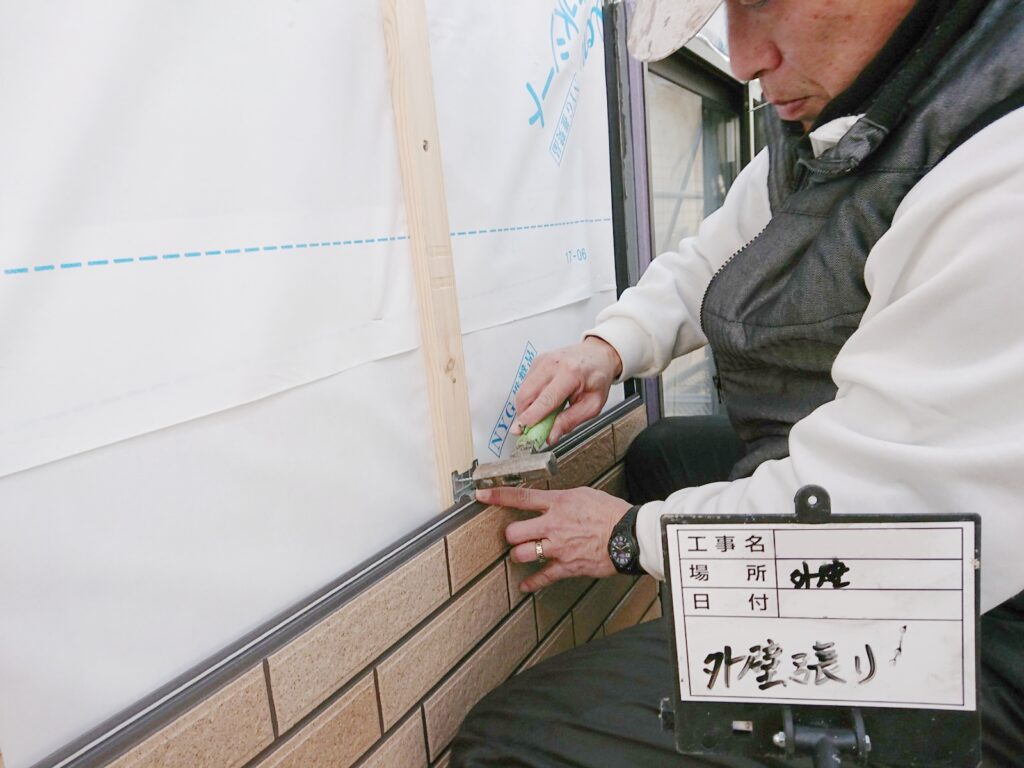 写真：外壁張替え施工中