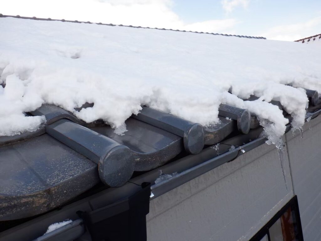 写真：屋根に雪が積もっている