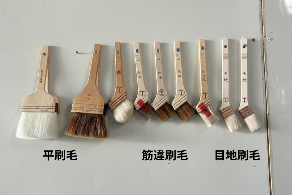 新潟市の外壁塗装現場で使用する、平刷毛、筋違刷毛、目地刷毛が並んでいる画像