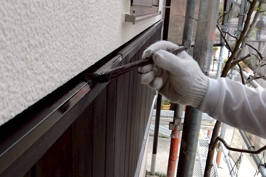 新潟市の外壁塗装現場で刷毛でダメ込みしている職人の手さばき