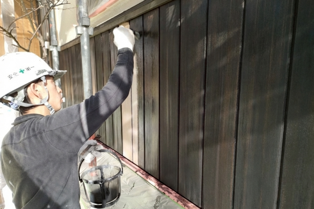 新潟市の外壁塗装で木部塗装をしている職人