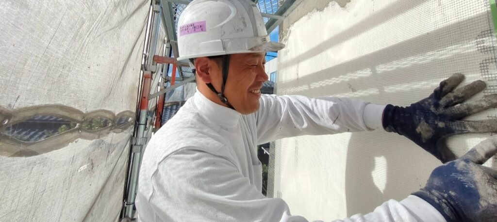 外壁リフォームをしている職人