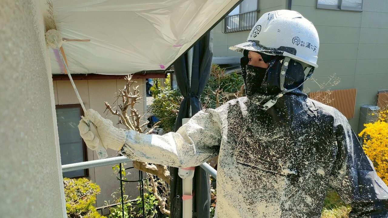 新潟市で外壁塗装をしている職人