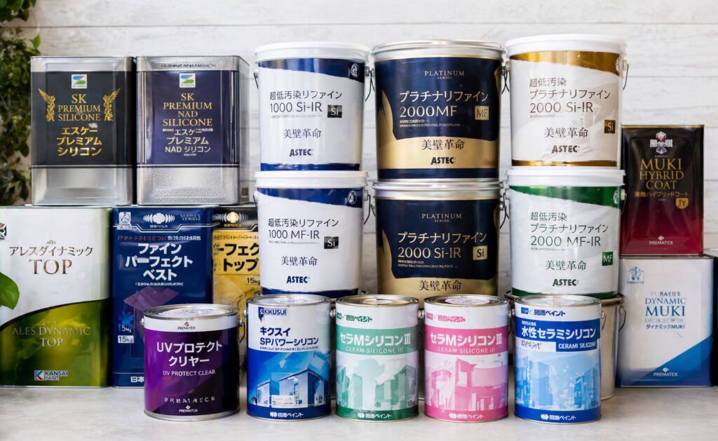 新潟市の外壁塗装で使用される塗料が並んだ様子｜材料供給状況のイメージ