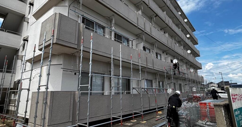 新潟市中央区のマンション大規模修繕工事の足場組立の作業中。