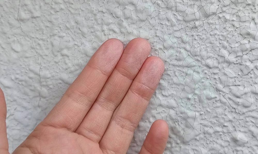 塗膜が劣化し触ると手に着く状態。チョーキング現象という。