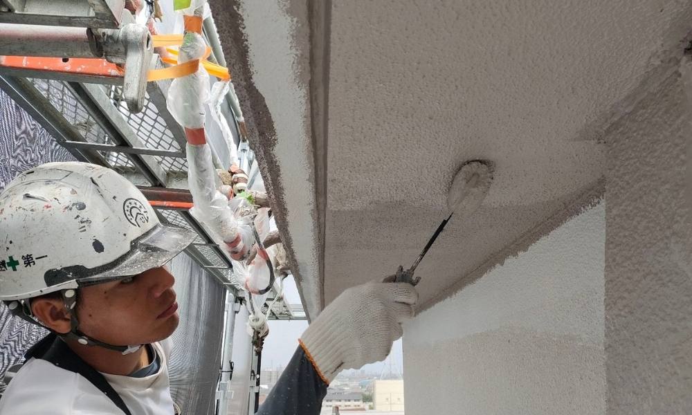外壁塗装上塗り作業