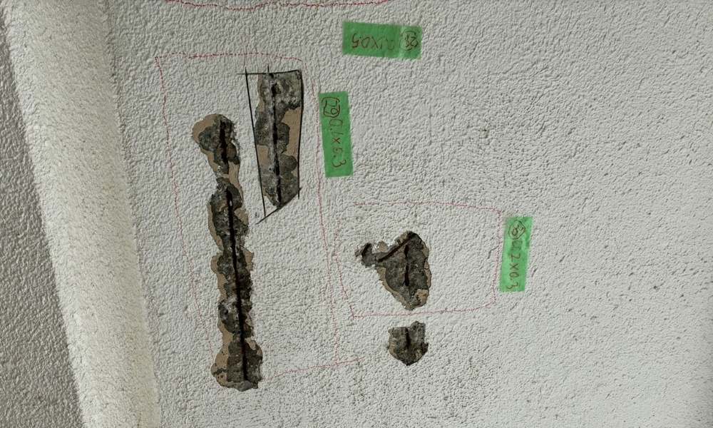 補修箇所ごとに番号をつけマーキングされた外壁