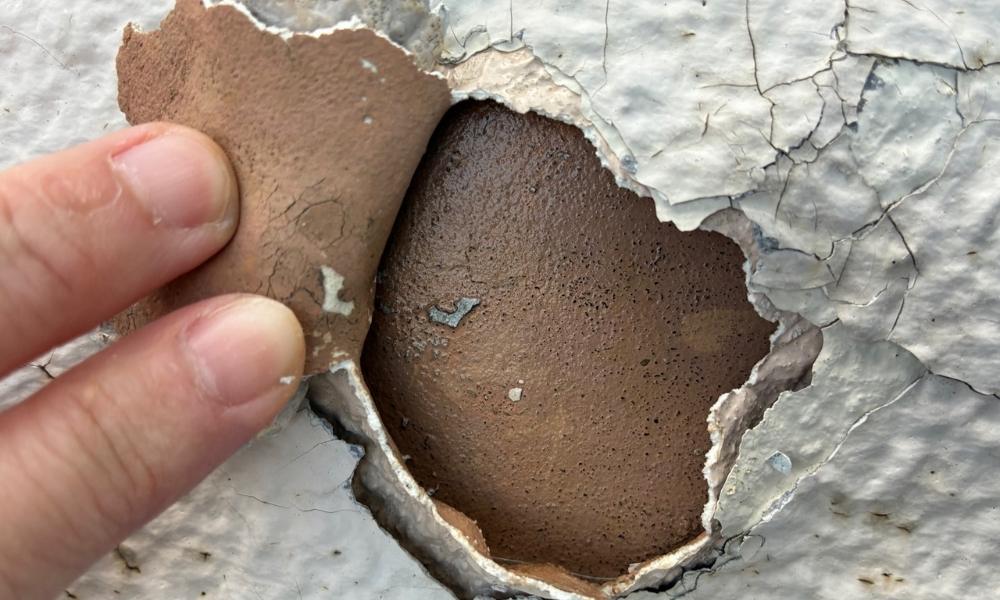 外壁の塗膜が剥離した状態