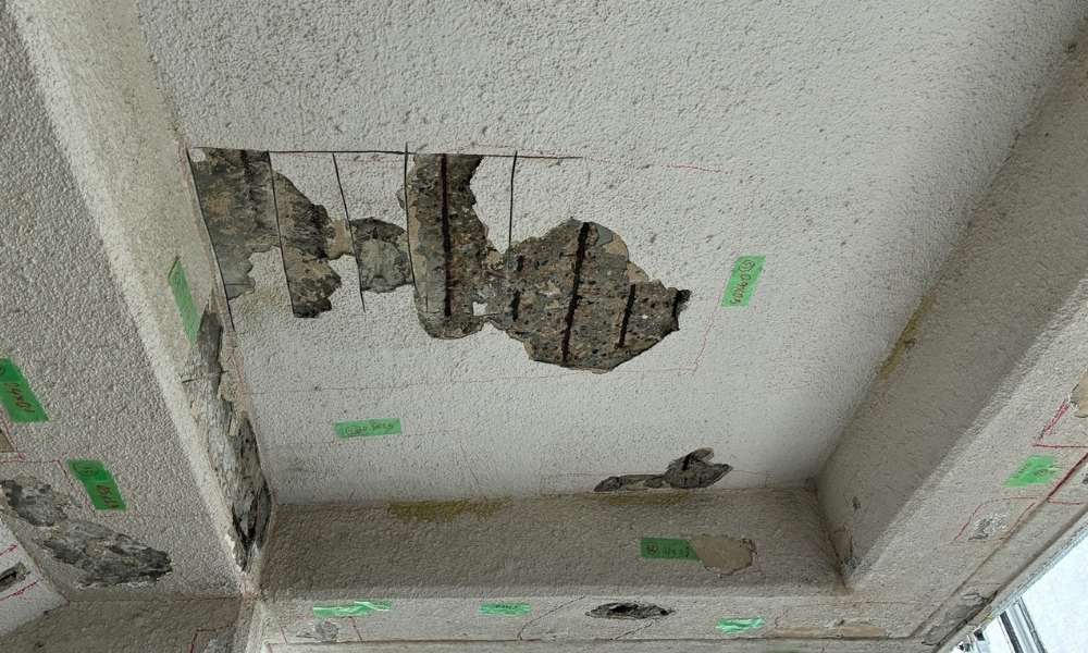 モルタル外壁の鉄筋が露出した爆裂部分