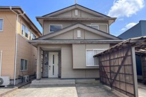 【新潟県燕市】窯業系サイディングの色あせ・シーリング劣化と金属屋根の退色を発見！プロの建物診断レポート