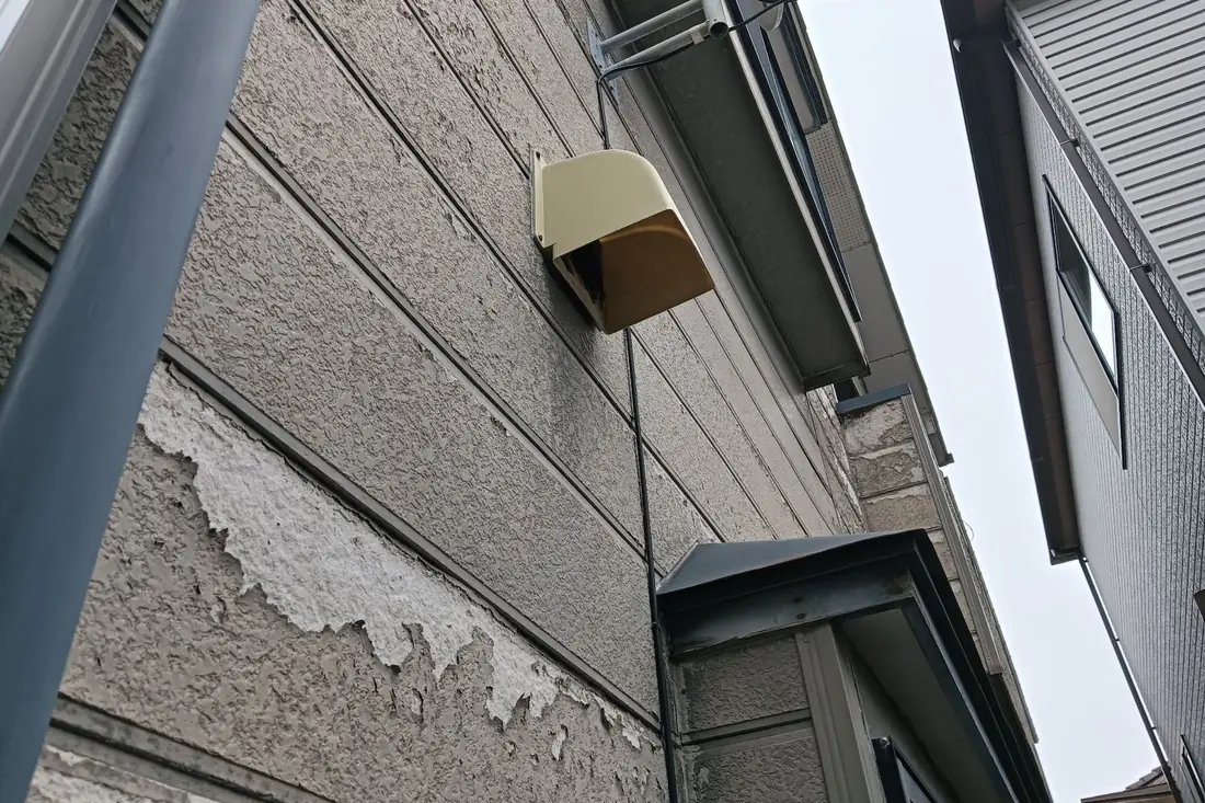 表面が剥がれて素地が露出した外壁