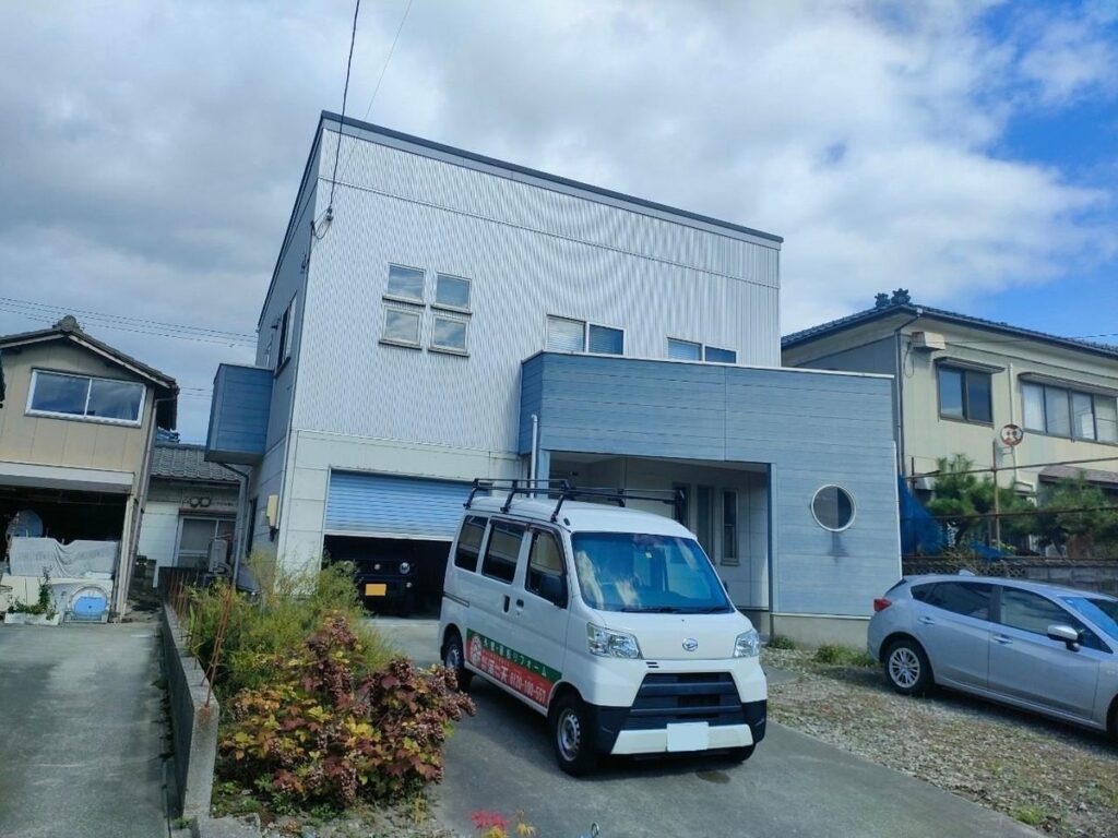 外壁リフォーム前の住宅外観