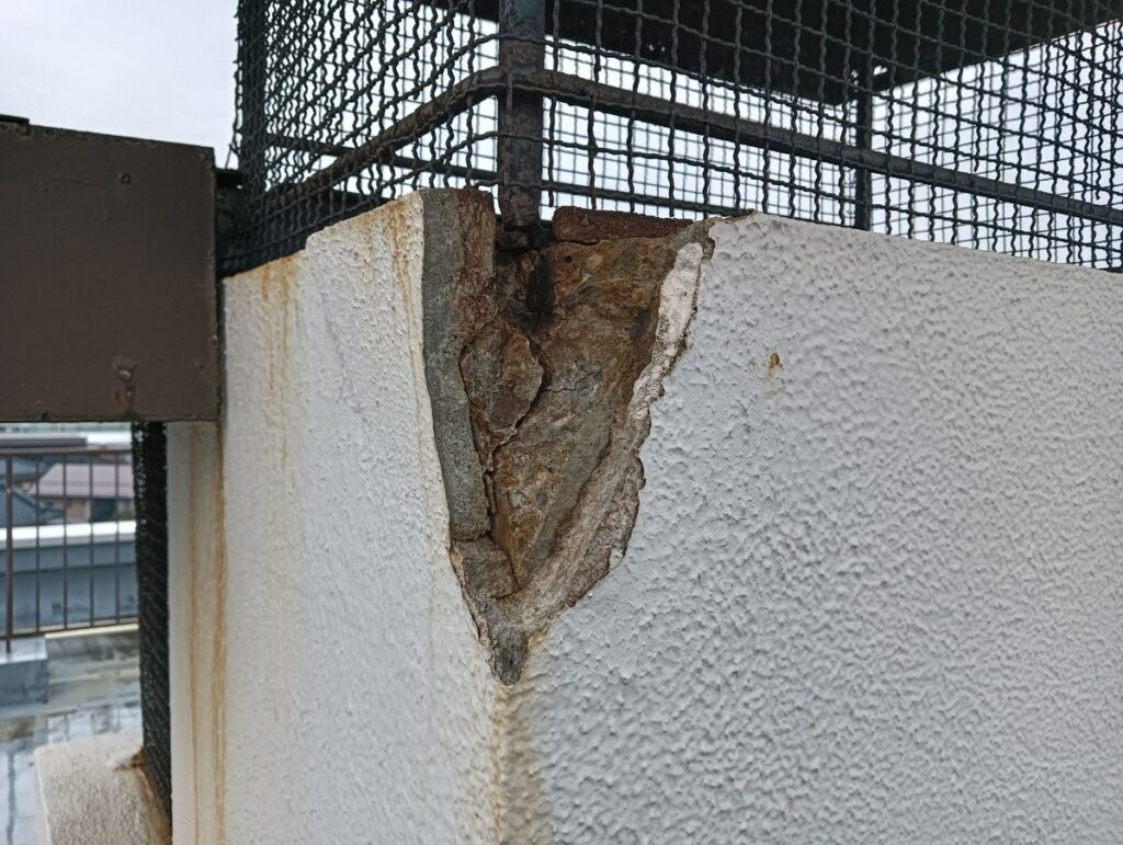 マンション屋上設備まわりのコンクリートが爆裂し欠損した状態