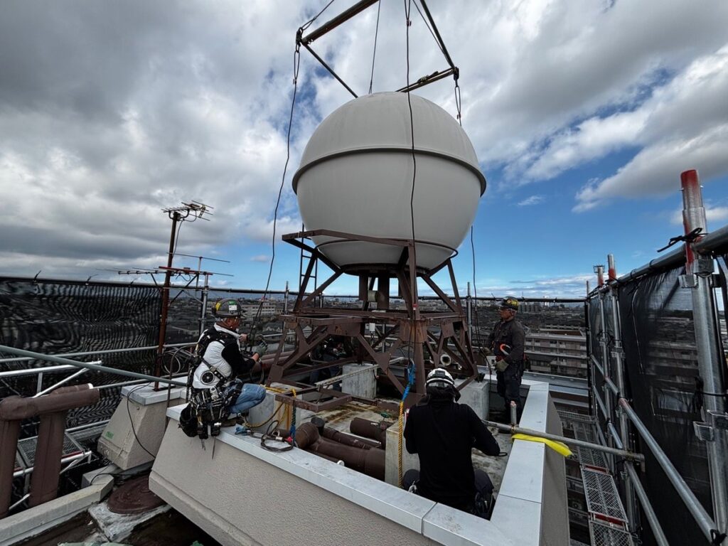 マンション屋上でタンク設備の撤去作業を行っている様子