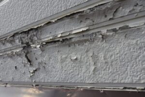 外壁の剥がれは塗装で直せる？凍害・塗膜剥離・外壁材劣化の見分け方｜新潟市